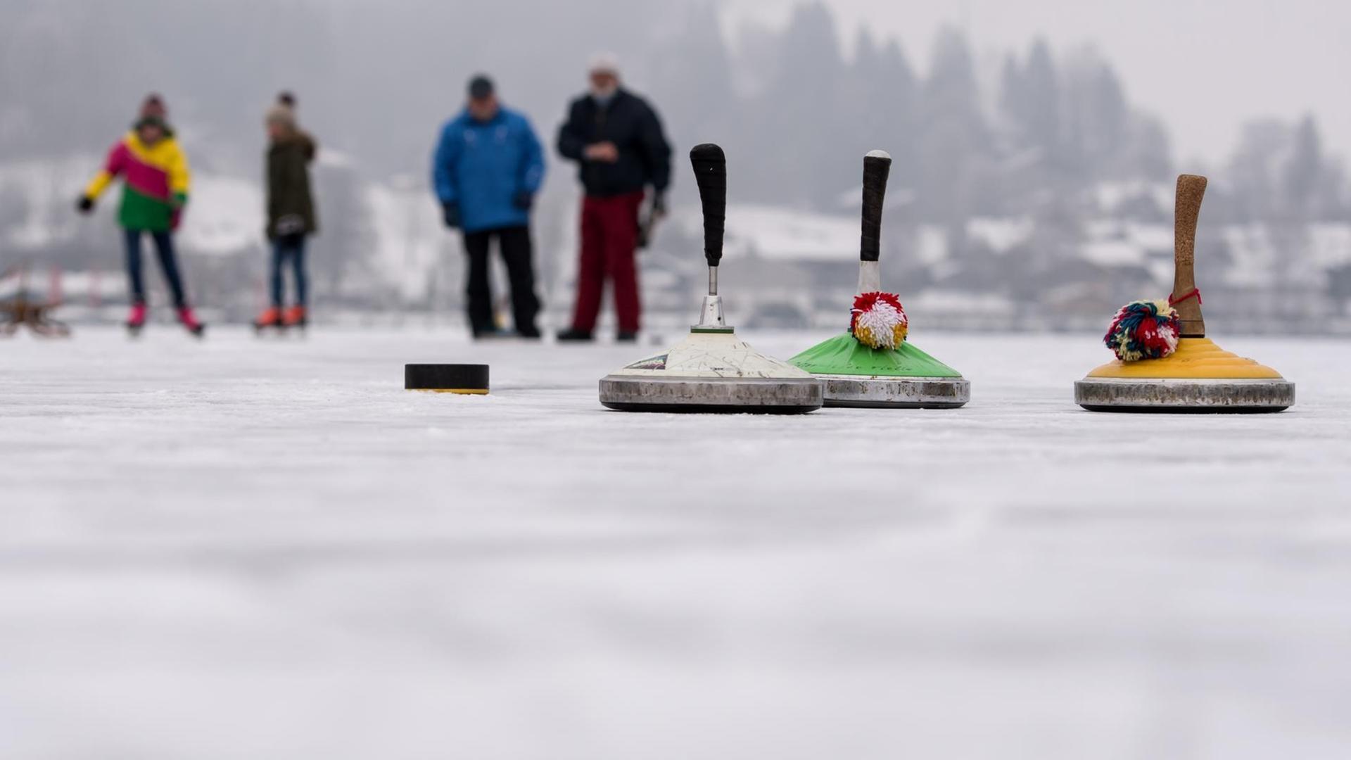 Ausflügler spielen am 24.01.2017 in Schliersee in Bayern auf dem zugefrorenen Schliersee Eisstockschießen.