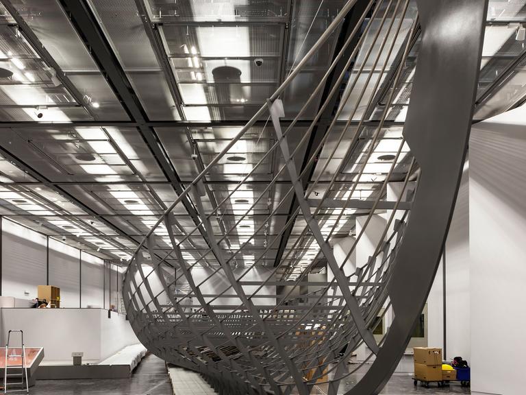 Das Wrack eines 37 Meter langen Kriegsschiffes der Wikinger, das 1997 bei Roskilde in Dänemark entdeckt wurde, ist das Herzstück einer Ausstellung über die Nordmänner in der neuen Sainsbury-Galerie in London.