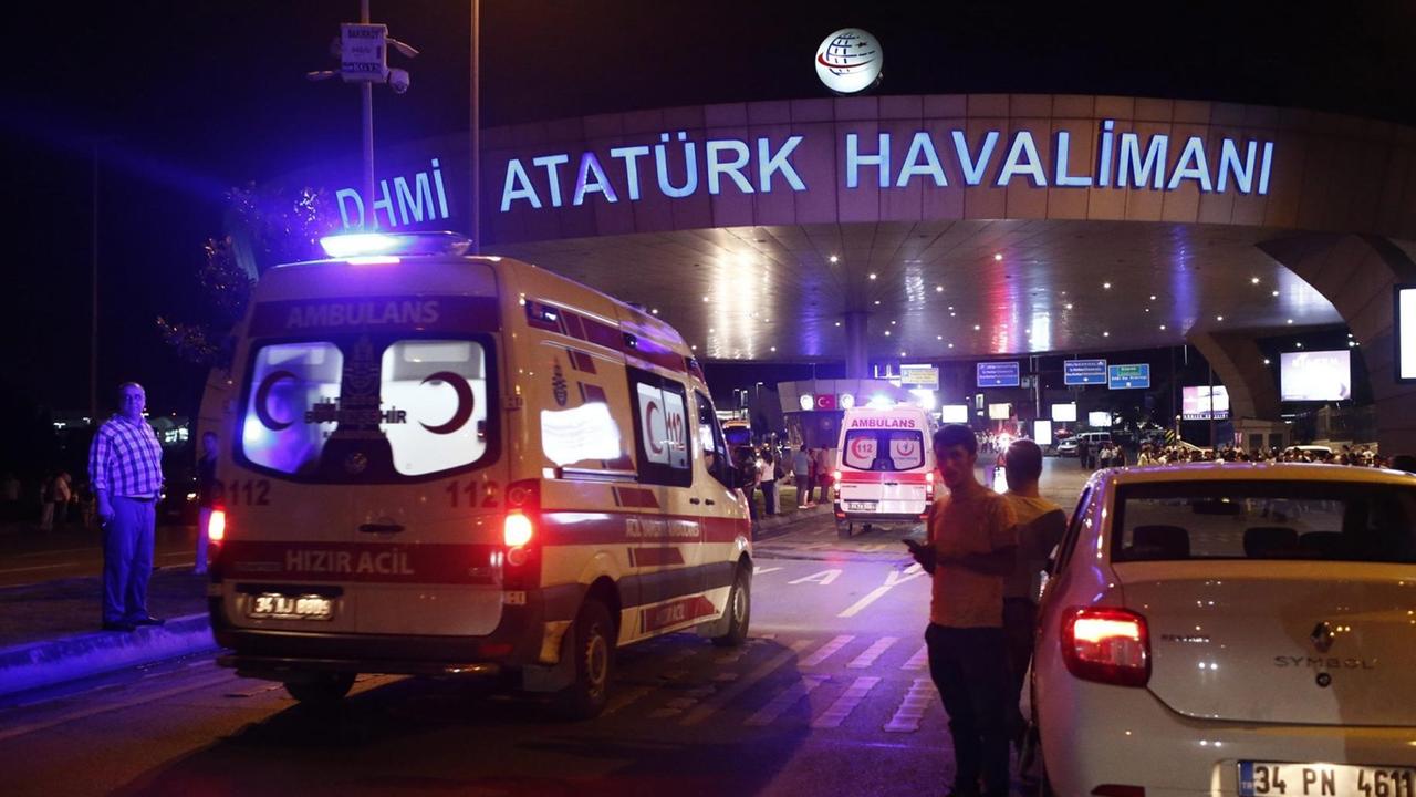 Eine Zufahrtsstraße im Dunkeln mit Notarzwagen, der auf den Flughafen Atatürk zufährt.