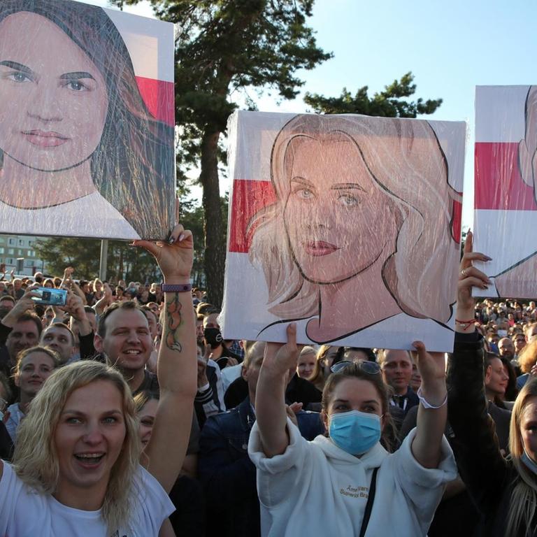 Belarus: Frauen halten Porträts von den Politikerinnen Sviatlana Tsikhanouskaya, Veronika Tsepkalo and Maria Kolesnikova (l-r) in die Höhe.
