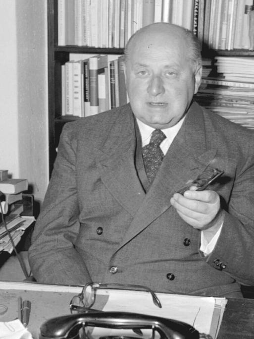Dr. Gottfried Benn in seinem Berliner Büro am 18.8.1953.