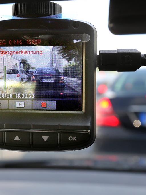 Eine sogenannte Dashcam, befestigt an der Windschutzschreibe, filmt den Straßenverkehr in Berlin aus einem Auto.