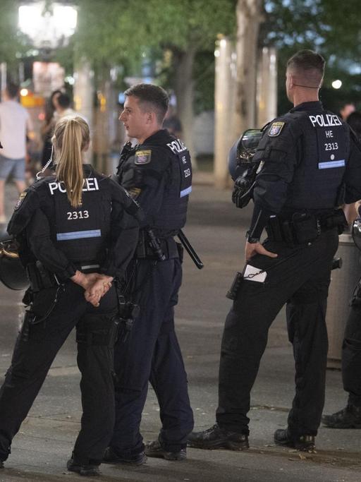 Polizistinnen und Polizisten stehen auf dem Opernplatz in Frankfurt am Main bereit.