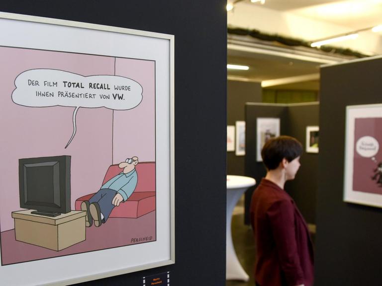 Ein Cartoon von Martin Perscheid, der sich mit dem VW-Skandal beschäftigt, aufgenommen bei der Vorbesichtigung der Ausstellung "Ganz großes Kino - Cartoons zum Film" in der Caricatura in Kassel (Hessen).