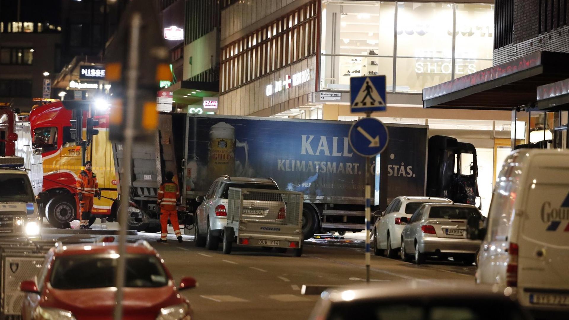 Der gestohlene LKW, mit dem der mutmaßliche Anschlag verübt wurde, wird in der Nacht vor einem Kaufhaus in der Stockholmer Innenstadt abgeschleppt.