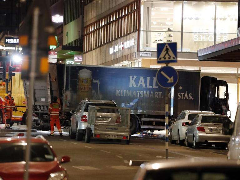 Der gestohlene LKW, mit dem der mutmaßliche Anschlag verübt wurde, wird in der Nacht vor einem Kaufhaus in der Stockholmer Innenstadt abgeschleppt.