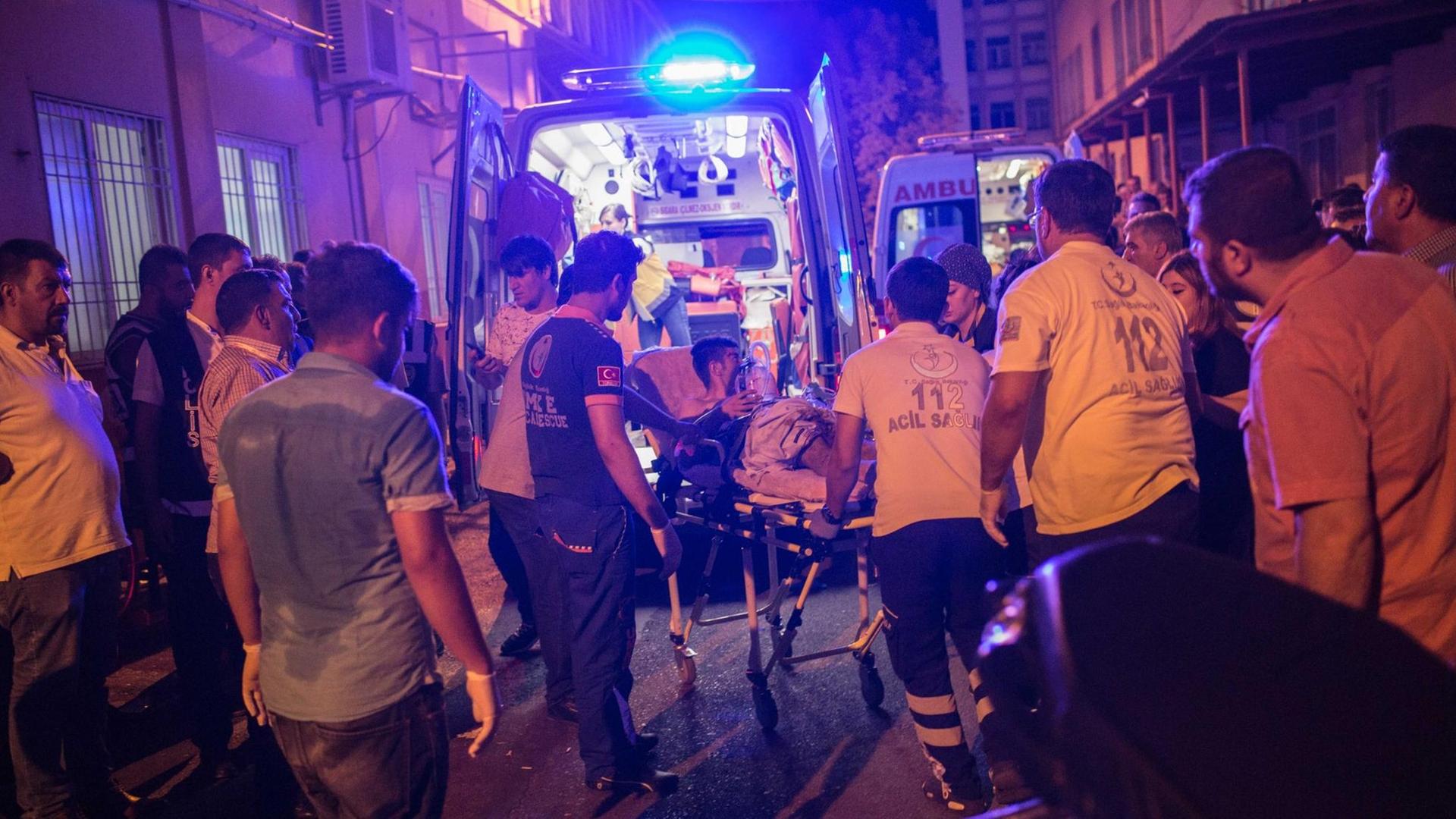 Anschlag auf eine Feier im südtürkischen Gaziantep. Rettungskräfte bringen einen Verletzten in einen Krankenwagen.