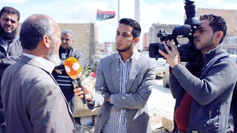 Der libysche Fernsehreporter Salah Zater (m.) bei der Arbeit