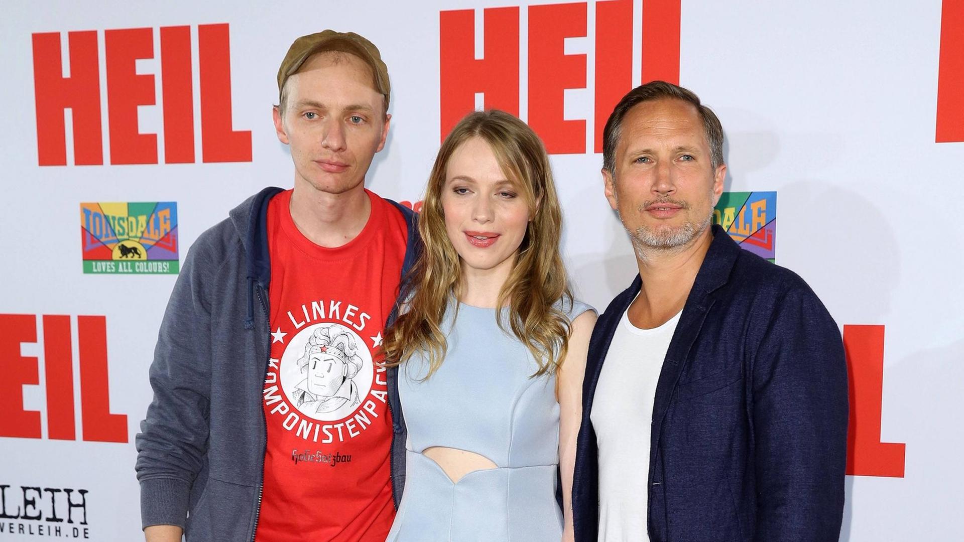 Regisseur Dietrich Brüggemann mit seiner Schwester Anna Brüggemann und Hauptdarsteller Benno Fürmann bei der Kino-Premiere von "Heil" am 13. 7.2015 in Berlin.