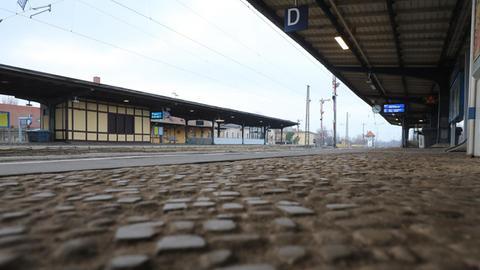 Ein verlassener Bahnsteig aus einer dynamisch niedrigen Fotoperspektive.