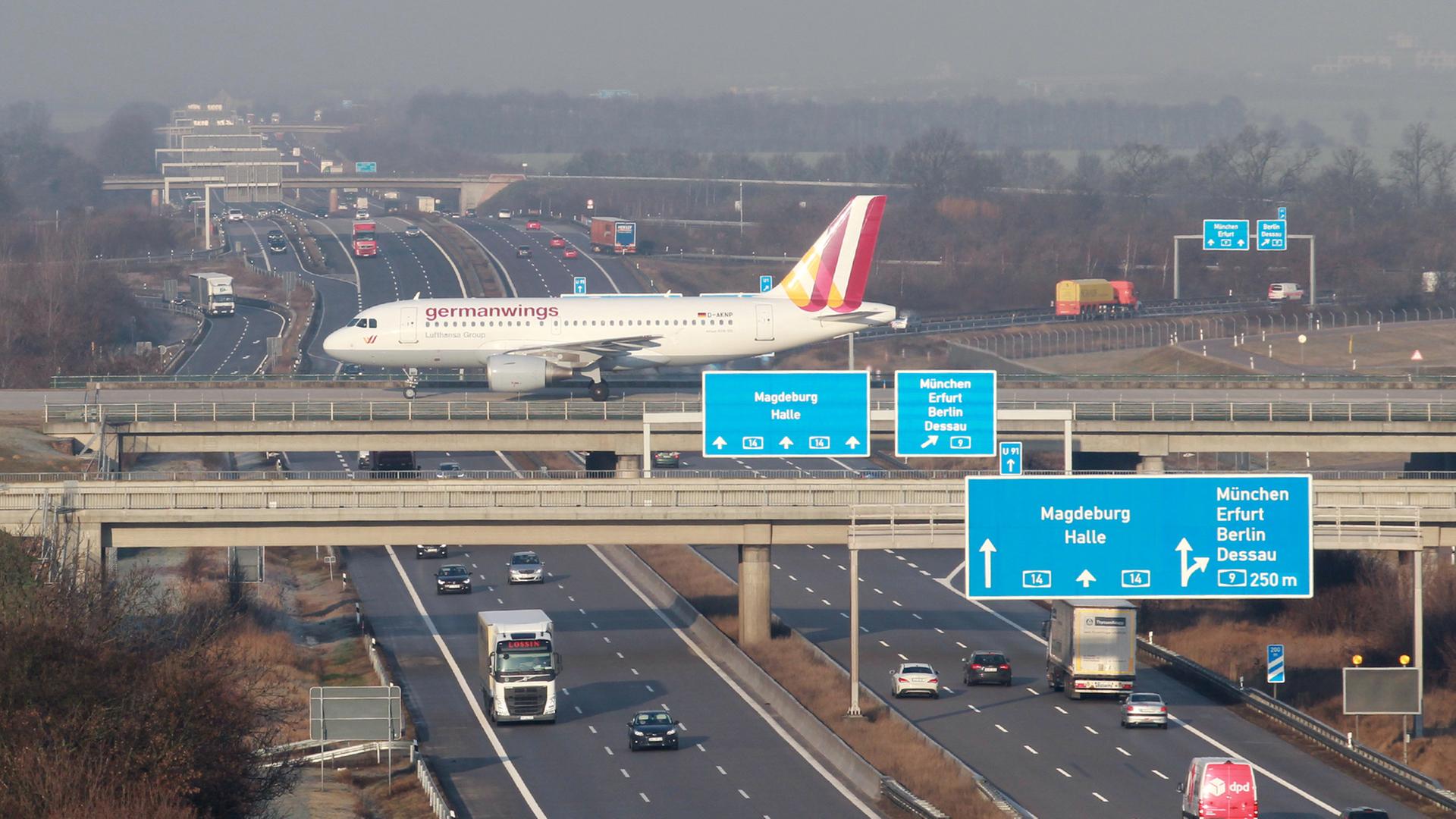 n Airbus A320 der Fluggesellschaft germanwings fährt von der Landebahn zum Vorfeld über eine Brücke der Autobahn A14 am Flughafen Halle-Leipzig (Sachsen).