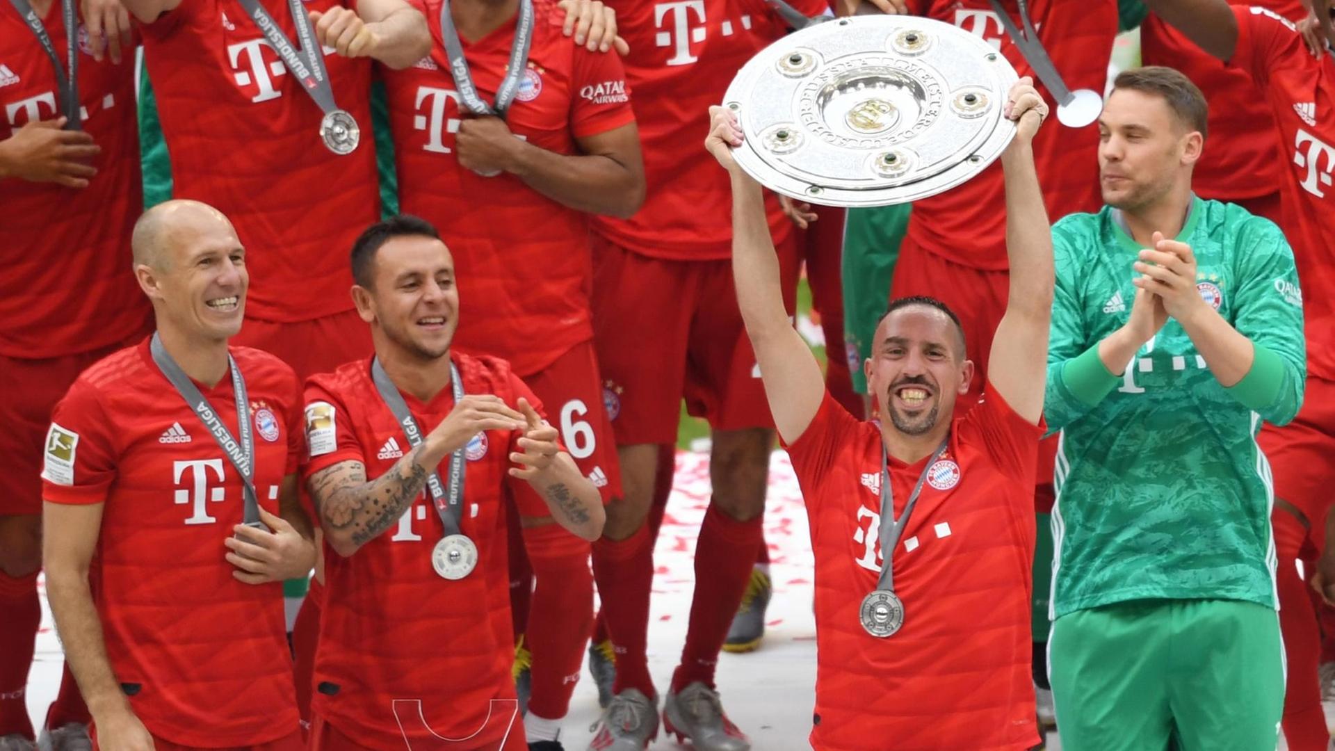 Die Bayern-Spieler Arjen Robben, Rafinha, Franck Ribery und Manuel Neuer jubeln mit der Meisterschale.