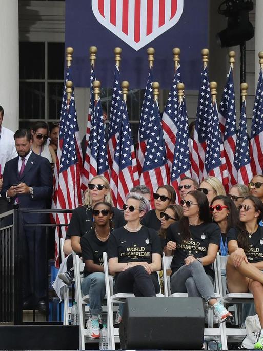 US-Fußballpräsident Carlos Cordeiro spricht zur Ehrung der Frauen-Fußball-Nationalmannschaft der Vereinigten Staaten bei einer Zeremonie vor dem Rathaus in New York.