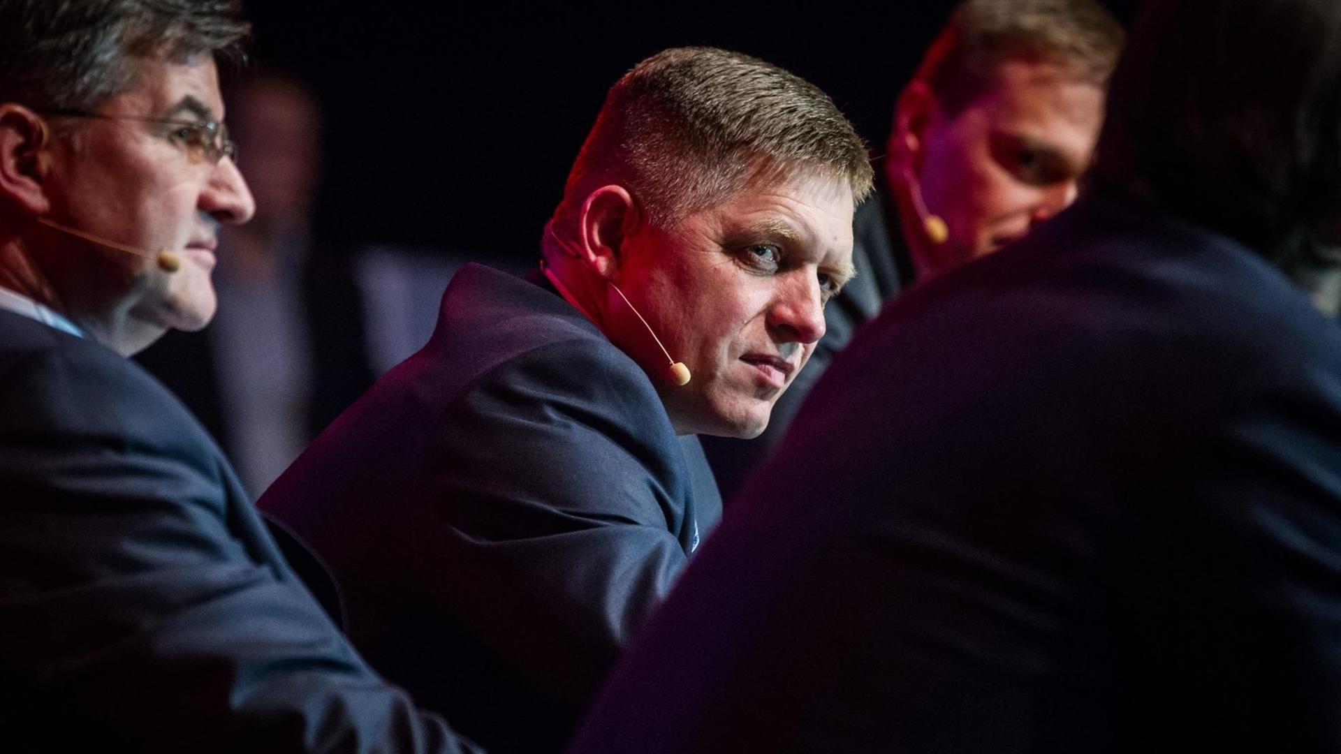 Regierungschef Robert Fico (m.)