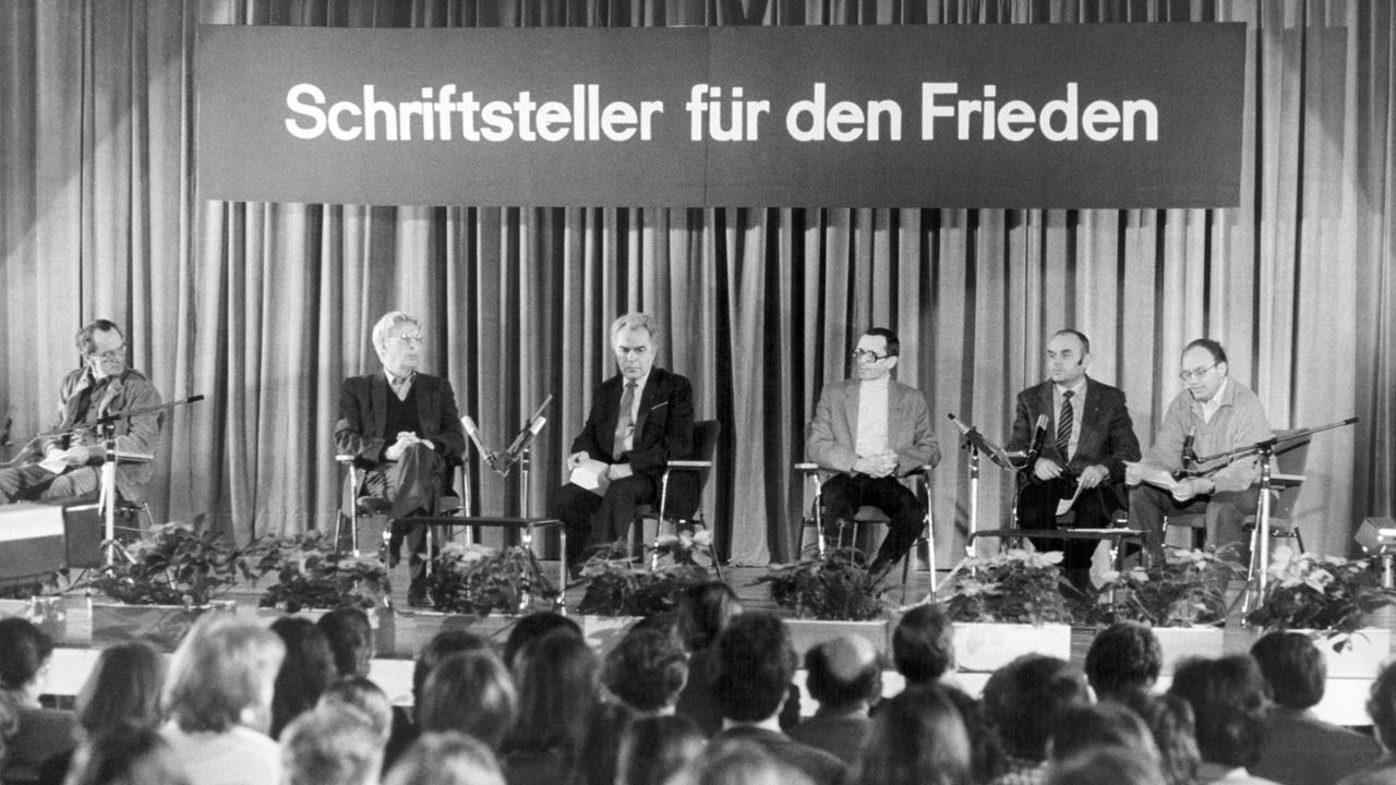 Die Schriftsteller (l-r) Hermann Kant, Präsident des DDR-Schriftstellerverbandes, Günter Görlich, Uwe Berger, Peter Edel, Widerstandskämpfer gegen den Faschismus, Stephan Hermlin und Dieter Noll nehmen am 31.03.1982 in der Kongresshalle am Alexanderplatz in Berlin an einer Lesung teil.
Schriftsteller Hermann Kant (ganz links), mit seinen Kollegen Günter Görlich, Uwe Berger, Peter Edel, Stephan Hermlin und Dieter Noll bei einer Lesung 1982 in Berlin. Die Schriftsteller (l-r) Hermann Kant, Präsident des DDR-Schriftstellerverbandes, Günter Görlich, Uwe Berger, Peter Edel, Widerstandskämpfer gegen den Faschismus, Stephan Hermlin und Dieter Noll nehmen am 31.03.1982 in der Kongresshalle am Alexanderplatz in Berlin an einer Lesung teil.
Schriftsteller Hermann Kant (ganz links), mit seinen Kollegen Günter Görlich, Uwe Berger, Peter Edel, Stephan Hermlin und Dieter Noll bei einer Lesung 1982 in Berlin.
