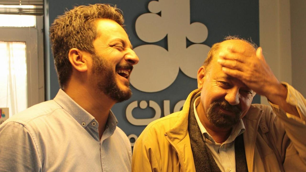 Masoud Sanjer (l.) und Humayun Danishyar, die beiden Moderatoren der Morgensendung auf Arman FM