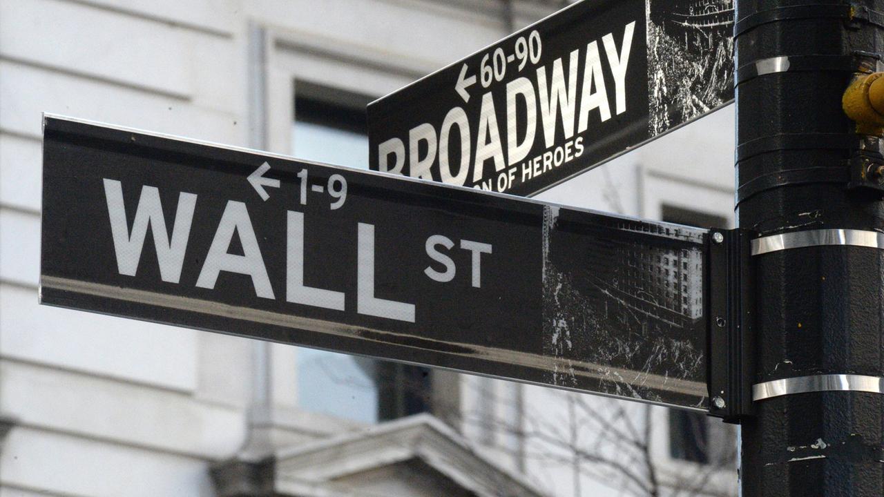 Die Straßenschilder mit der Aufschrift "Wall Street" und "Broadway" in New York (USA), aufgenommen am 08.03.2014.