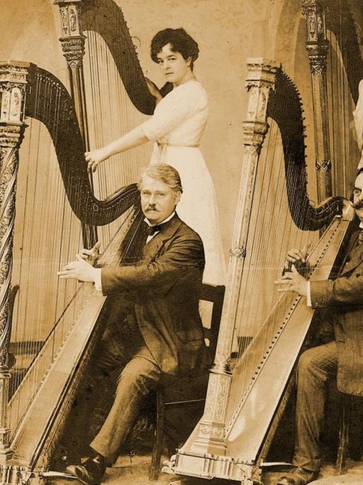 Harfenisten und eine Harfenistin beim Festspielorchester Bayreuth 1906