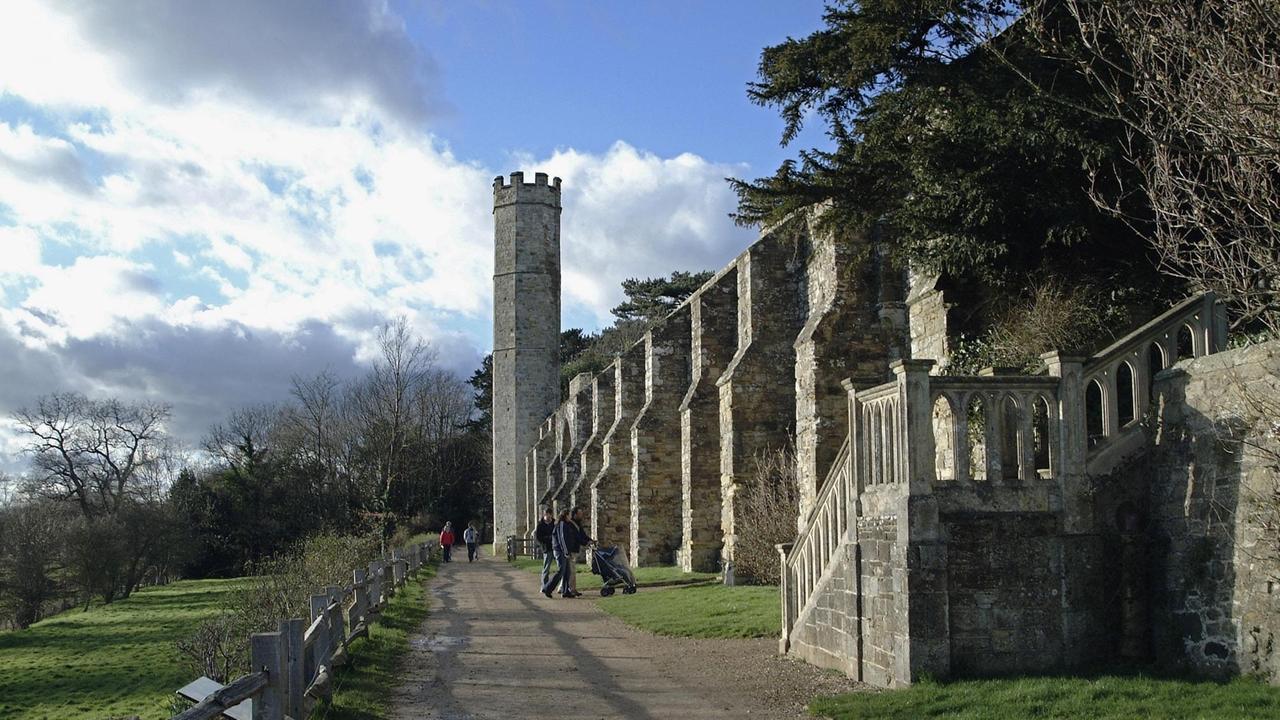 Blick von der Seite auf die mittelalterlichen Mauern des Klosters Battle Abbey in Battle bei Hastings in East Sussex, aufgenommen im Februar 2005.