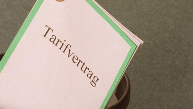 Ein Dokument, auf dem Tarifvertrag steht.