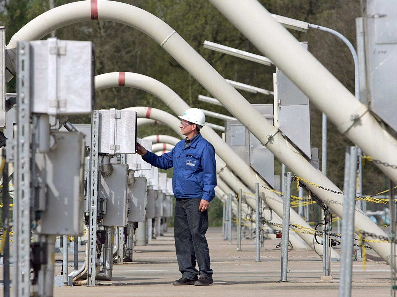 Erdgasspeicher in Rehden: Ein Elektro-Techniker inmitten mehrerer Gasbohrungen 