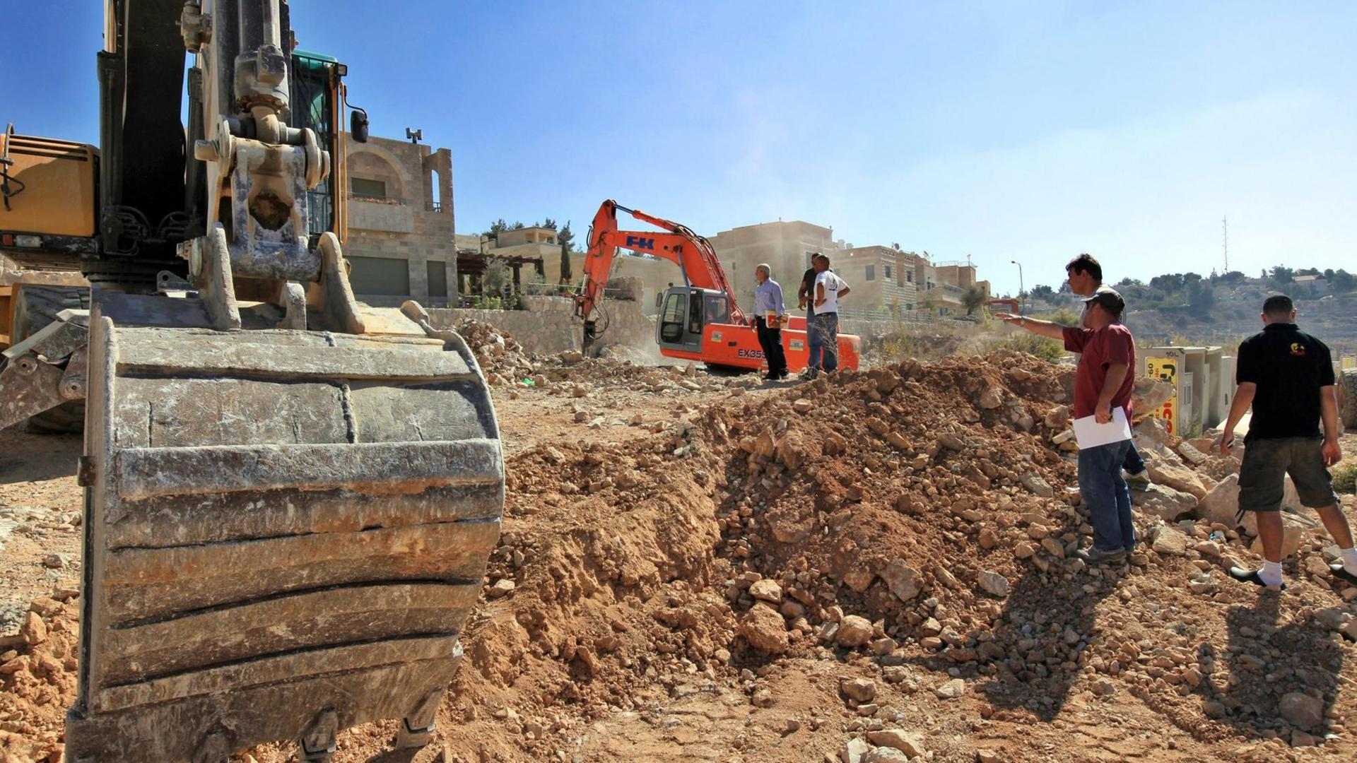 Siedlungsbau im Westjordanland: Es sind Bagger und Bauarbeiter zu sehen