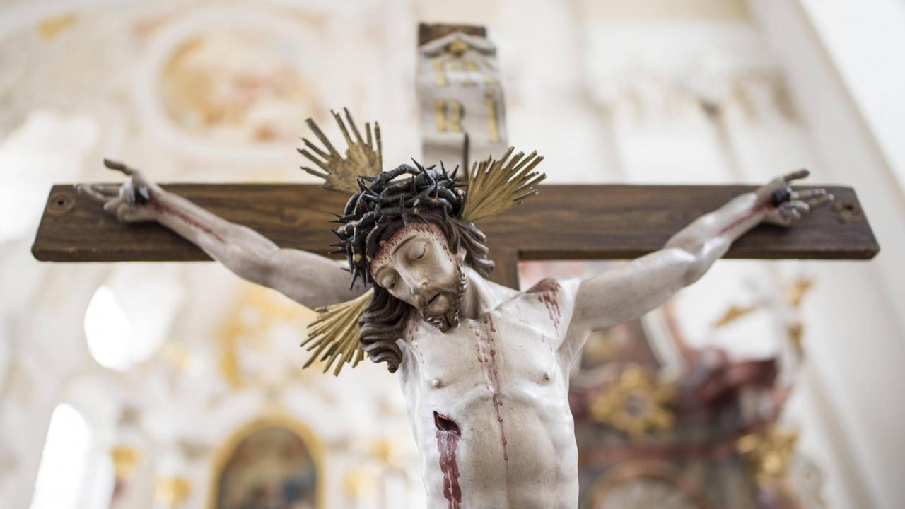 Jesus am Kreuz in der Kloster- und Pfarrkirche St. Markus, Bad Saulgau, Baden-Württemberg.