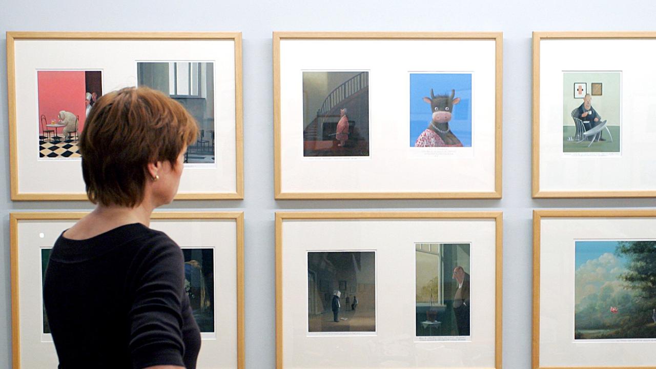Eine Mitarbeiterin des Museums betrachtet Bilder der Ausstellung "Gerhard Glück: Komische Kunst" im Wilhelm Busch Museum in Hannover, die vom 17. Juni bis zum 2. September 2007 zu sehen war.