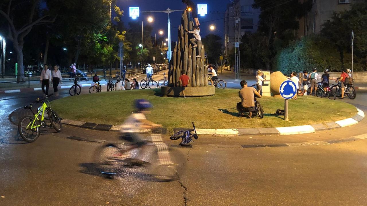 Kinder erobert an Jom Kippur die Straßen von Tel Aviv. Der Autorverkehr steht still.
