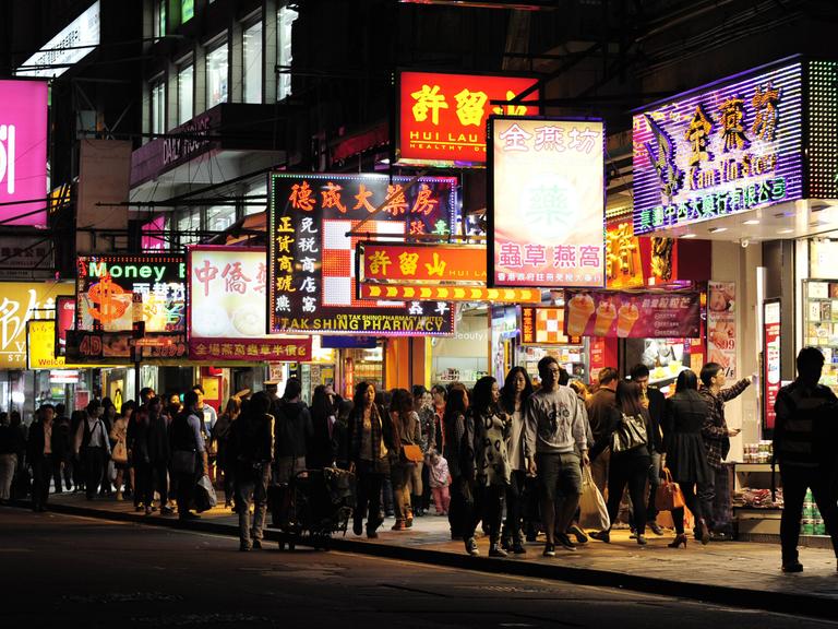 Neonreklamen auf der Haiphong Road in Kowloon in Hongkong.