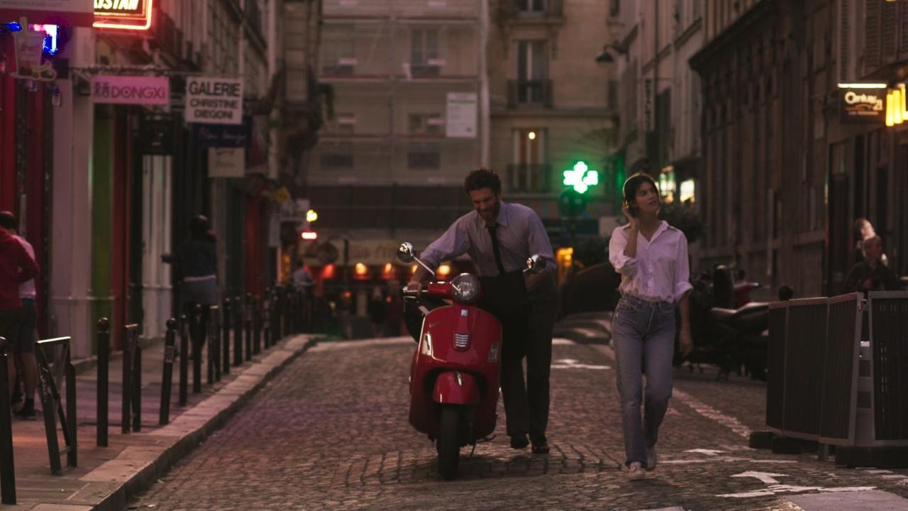 Filmszene: v. l. Raphaël (Arnaud Valois), Suzanne (Suzanne Lindon).