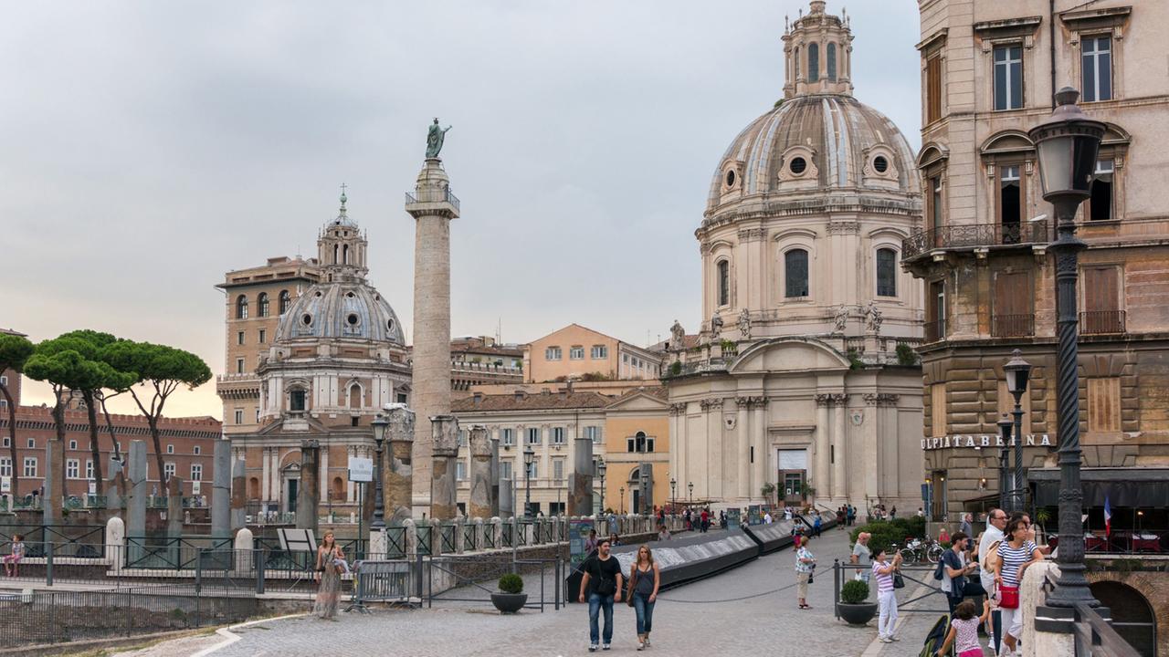 Blick vom Trajansforum auf die Piazza Venezia in Rom