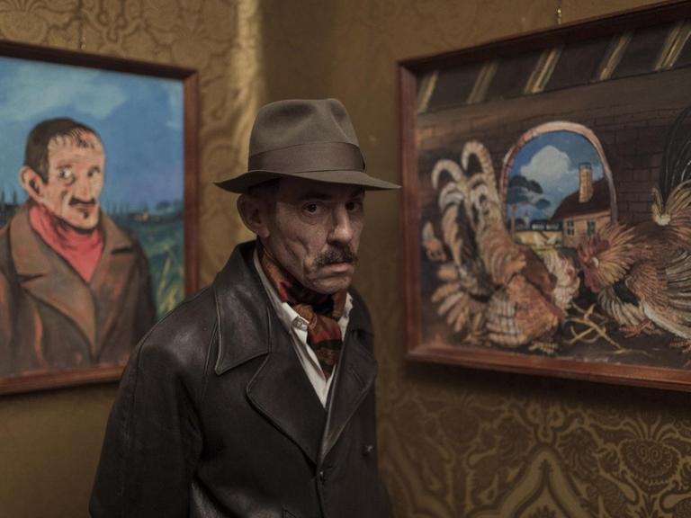 Szenenbild aus dem italienischen Wettbewerbsfilm "Volevo nascondermi" des Regisseurs Giorgio Diritti bei der Berlinale 2020 mit dem Schauspieler Elio Germano in der Rolle des Malers Antonio Ligabue.