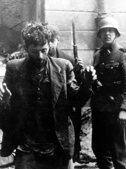 Zwei Juden werden während des Aufstands im Warschauer Ghetto von SS-Soldaten gefangen genommen (1943).