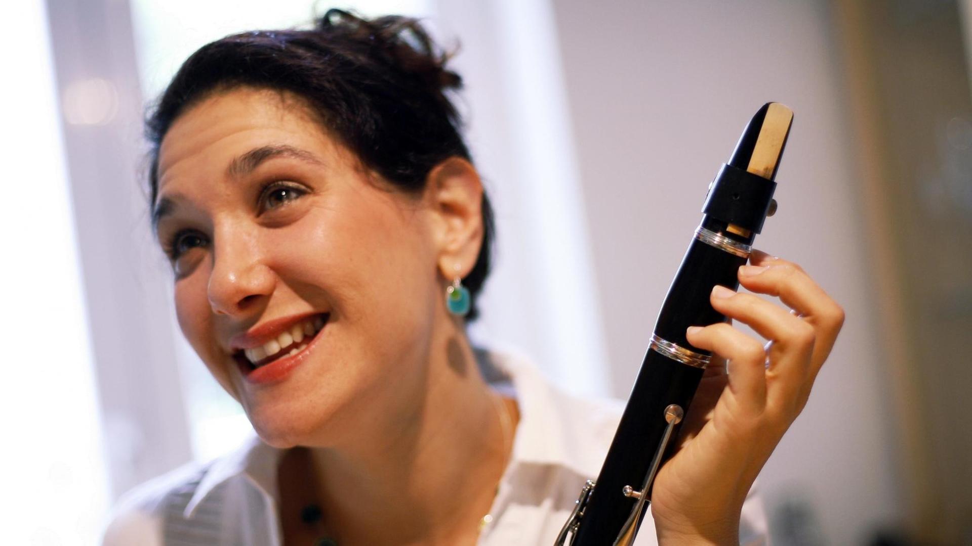 Die Klarinettenvirtuosin Sharon Kam hält in Hannover während eines Interviews ihre Klarinette im Arm. Foto: Jochen Lübke dpa/lni