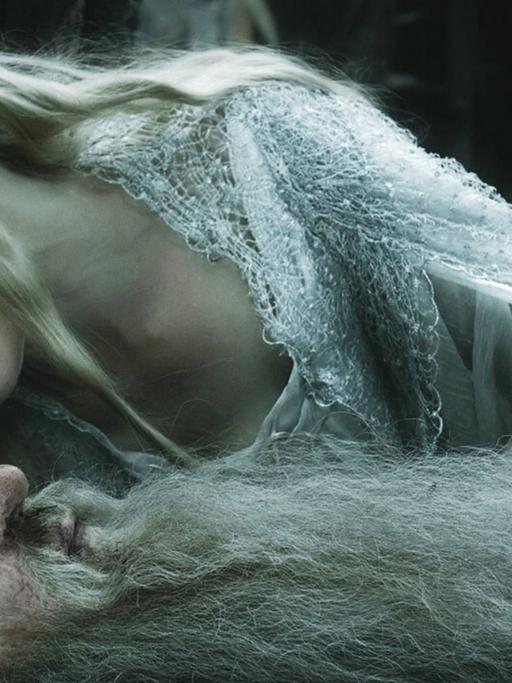 Filmszene aus "Hobbit - Die Schlacht der fünf Heere": Gandalf (Ian McKellen) liegt und Galadriel (Cate Blanchet) beugt sich über ihn