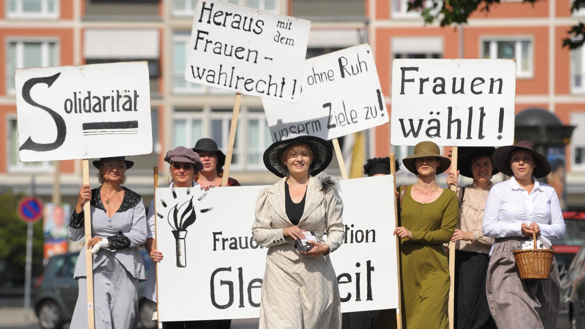 Mit Plakaten und in historischen Gewändern erinnern Frauen der Arbeitsgemeinschaft Sozialdemokratischer Frauen (ASF) an die Wahlrechtsdemonstrationen der Suffragetten vor 100 Jahren.