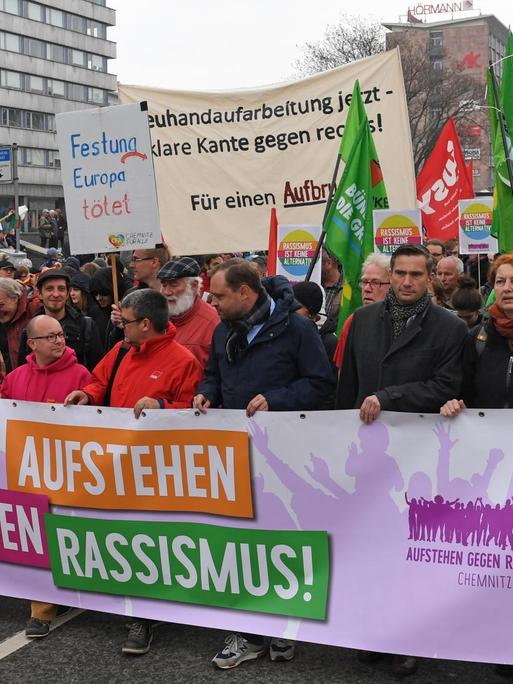 Teilnehmer einer Demonstration unter dem Motto "Aufstehen gegen Rassismus" haben sich zum 1. Mai 2019 im Zentrum von Chemnitz versammelt.