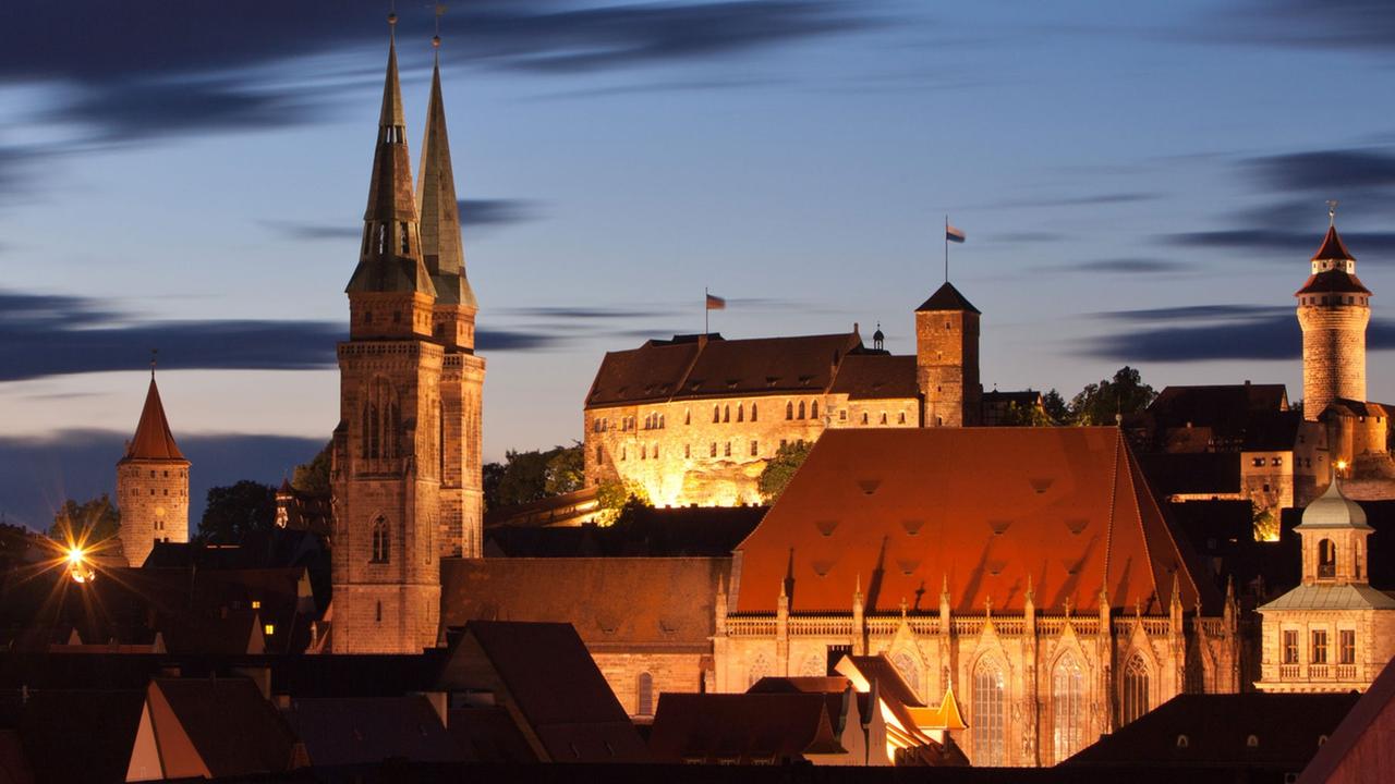 Blick in der Abenddämmerung über die Altstadt von Nürnberg