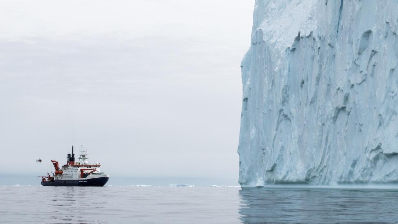 Das Forschungsschiff "Polarstern" fährt in der Westantarktis an einem riesigen Eisberg vorbei. 