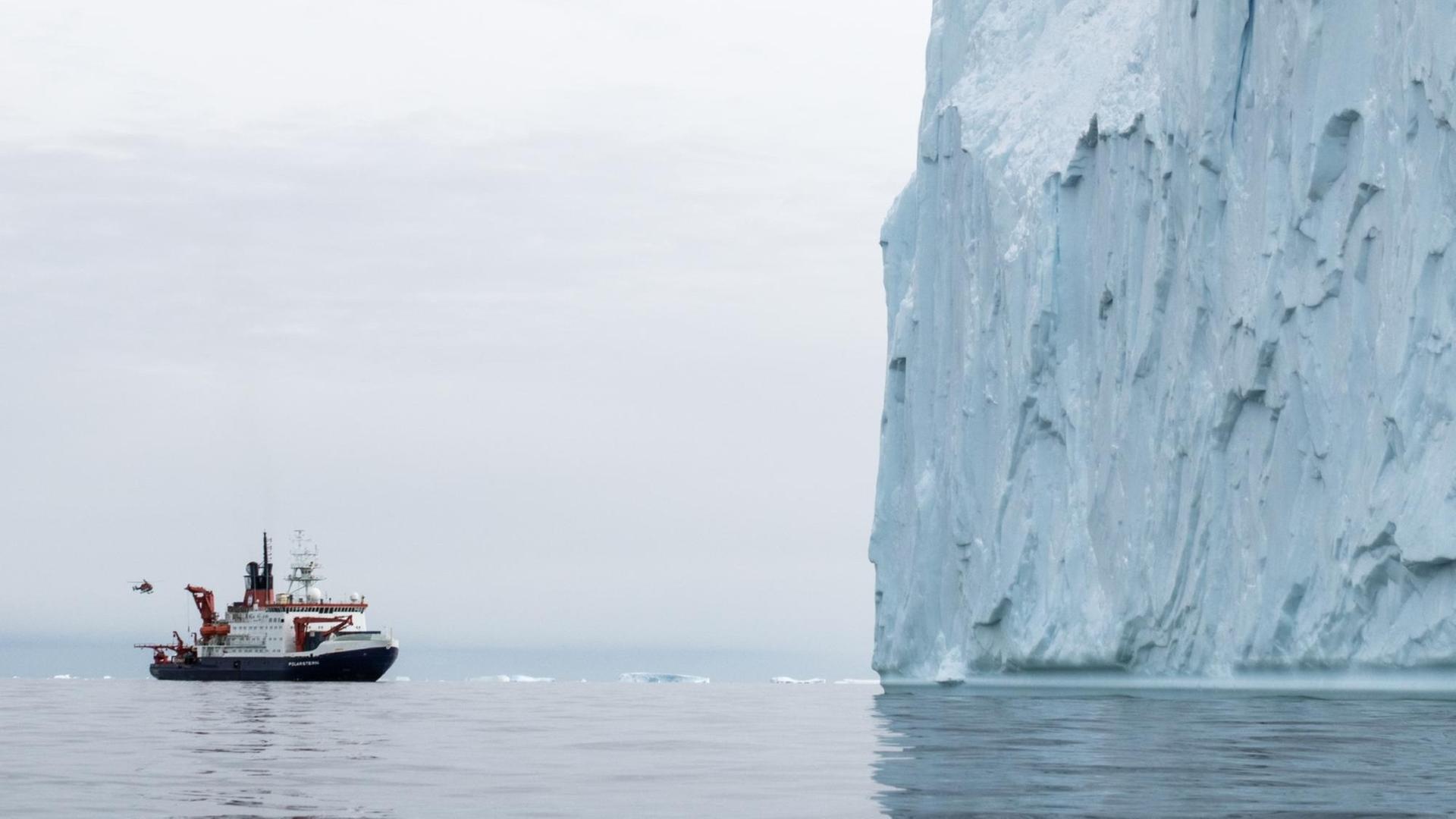 Das Forschungsschiff "Polarstern" fährt in der Westantarktis an einem riesigen Eisberg vorbei. 