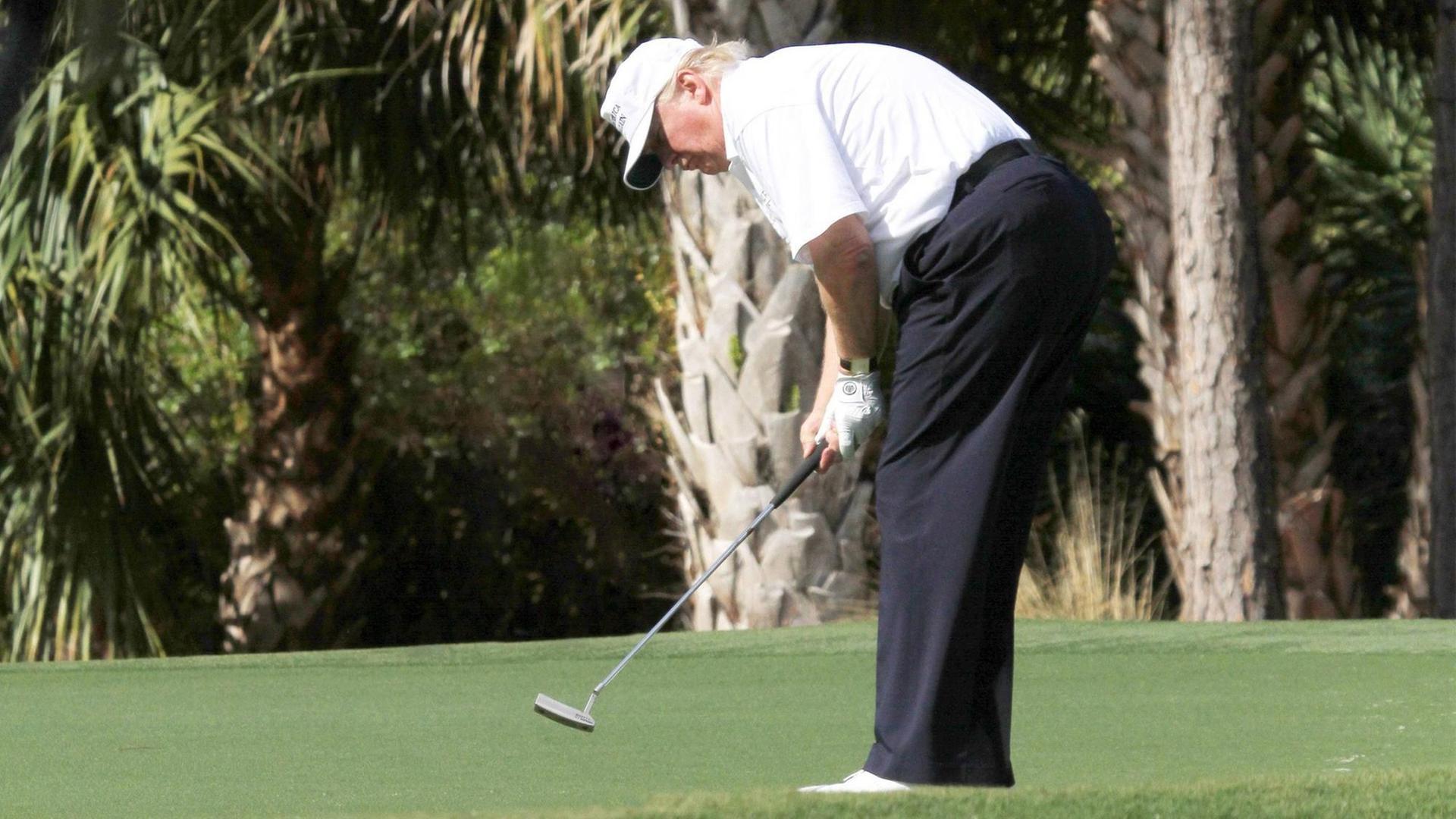 US-Präsident Donald Trump beim Golf.