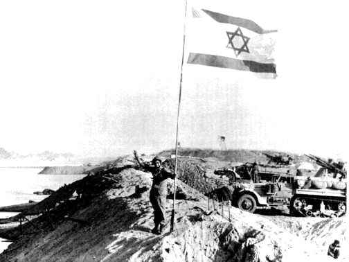 Eine israelische Fahne weht am 30. Oktober 1973 am wiedereroberten Ostufer des Suezkanals. Zu Beginn des Jom-Kipur-Krieges hatten ägyptische Truppen den Kanal eingenommen
