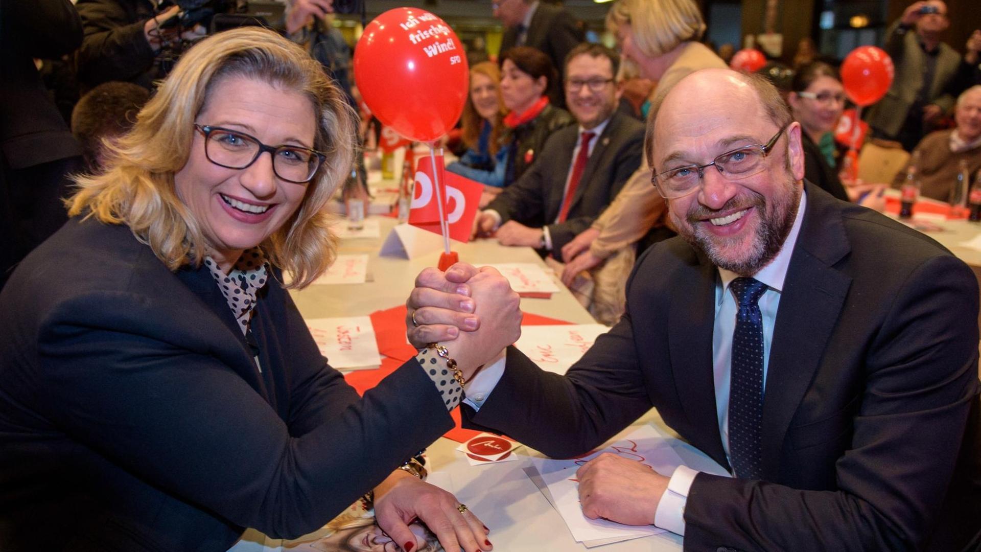 Anke Rehlinger, SPD Spitzenkandidatin für die Landtagswahl, und SPD Kanzlerkandidat Martin Schulz geben sich am 08.03.2017 in der Glückauf Halle in Spiesen-Elversberg (Saarland) die Hand.