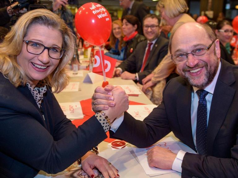 Anke Rehlinger, SPD Spitzenkandidatin für die Landtagswahl, und SPD Kanzlerkandidat Martin Schulz geben sich am 08.03.2017 in der Glückauf Halle in Spiesen-Elversberg (Saarland) die Hand.