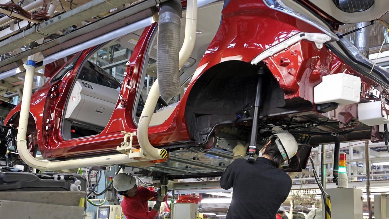 Montage eines Nissan-Pkw in einer Fabrik