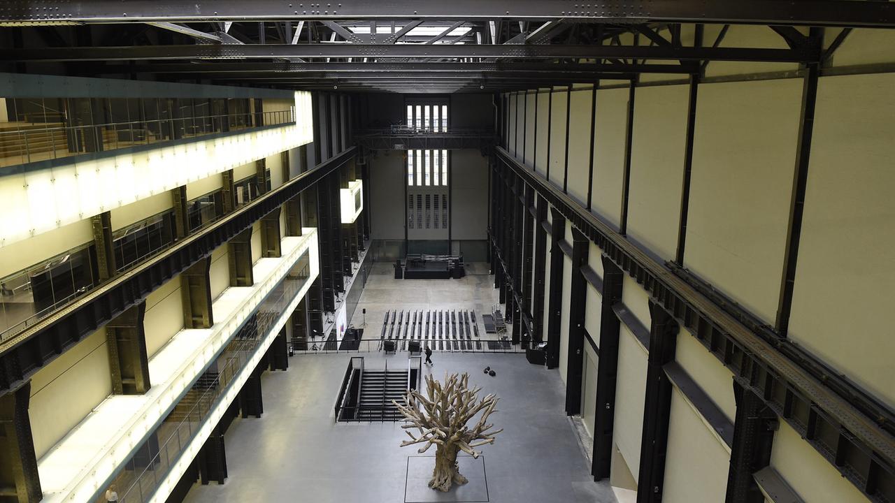 Blick in den Erweiterungsbau der Tate Modern in London: Zu sehen ist auch die sieben Meter hohe Skulptur in Form eines Baums des chineischen Künstlers Ai Weiwei.