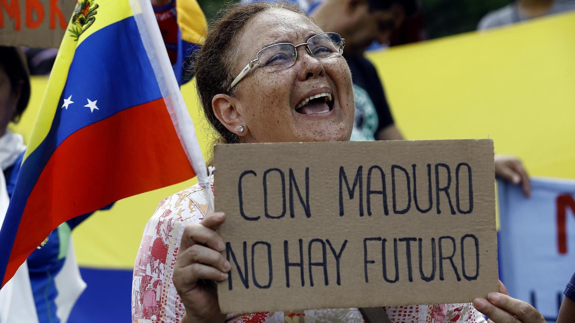 Demonstrantin in der venezolanischen Stadt Valencia/mit einem Protestplakat: "Mit Maduro haben wir keine Zukunft". Photo: Juan Carlos Hernandez | picture alliance | ZUMA Wire