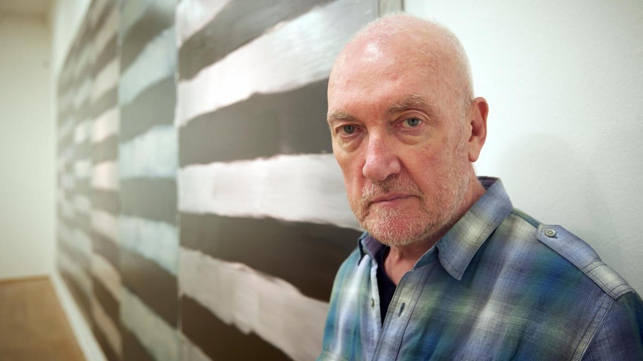 Der irische Künstler Sean Scully steht im Ludwig-Museum in Koblenz vor seinem Werk mit dem Titel "Horizontal Soul".