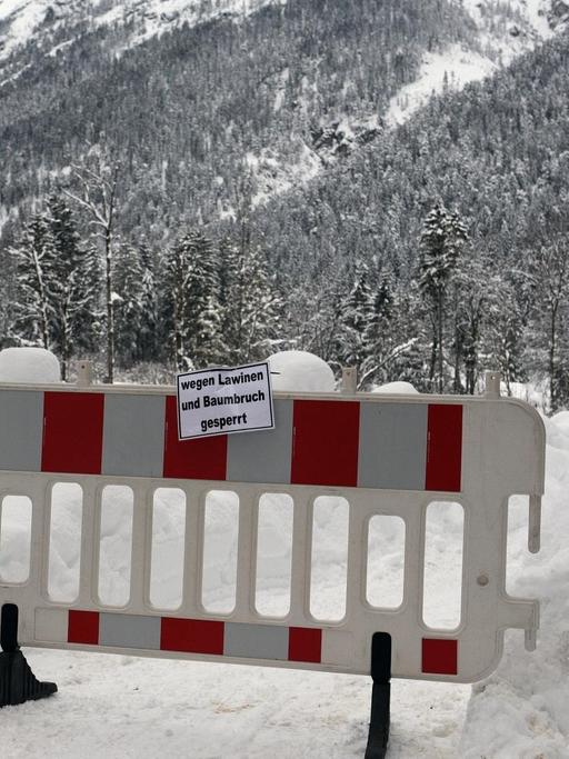 Wanderwege sind in Garmisch-Partenkirchen wegen Lawinengefahr und Baumbruch gesperrt. Die heftigen Schneefälle der vergangenen Tage halten in Südbayern weiter die Einsatzkräfte in Atem und neuer Schnee ist bereits im Anmarsch.